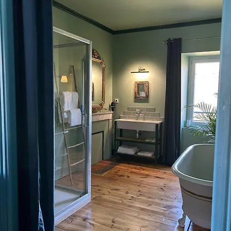Oda ve Kahvaltı Moulin De Joumard, Gites, Et Table D'hotes De Charme , Jacuzzi, Sauna, Piscine Et Bain Nordique Etablissement 4 Etoiles 4*